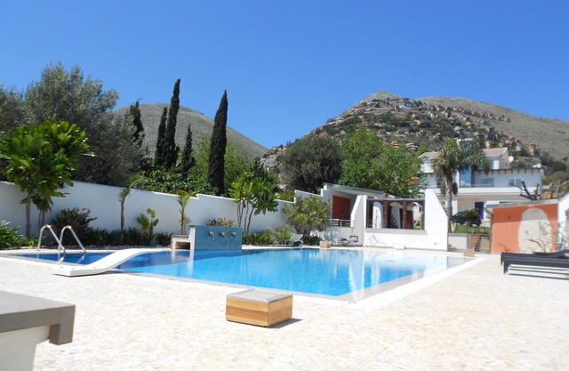 Villa Elloise's Apartment with Luxury Private Pool in Mondello