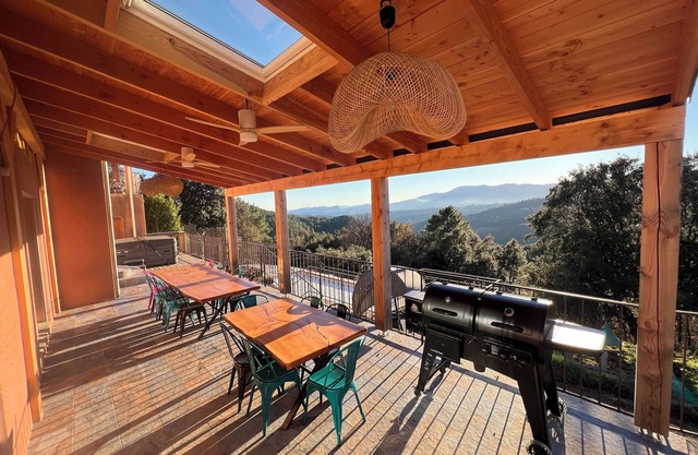 Villa epicure gite de groupe calme vue panoramique piscine chauffe salle de jeux