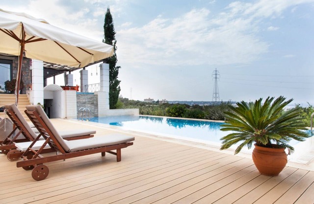 Villa Erondas at Koutouloufari overlooking the Aegean Sea