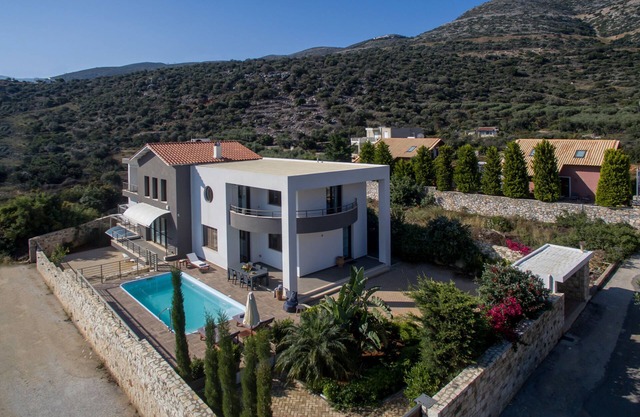 Villa Ete: Prime 4BR Retreat with Private Pool