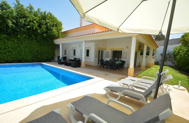 Villa falesia III - 5 minutes walking from beach - private garden and pool