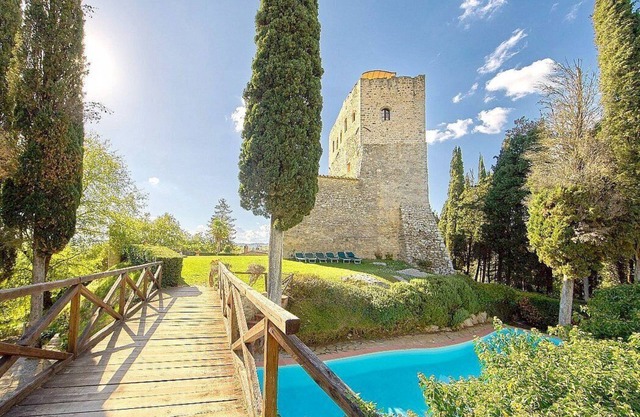 Villa Fauno D: A welcoming apartment located in a small hamlet at the foot of a castle, with Free WI-FI.