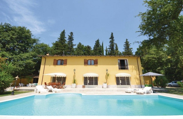Villa Fiore Immersed in the Roman countryside with panoramic views
