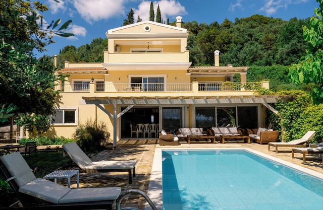 Villa Fioraki, 5 bdrooms, 356 sqm with private pool and complete privacy