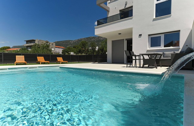 Villa Flora (V0122-K1) - Kastel Kambelovac