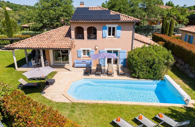 Villa for 10 people with air conditioning, near the river