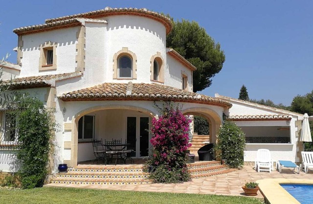 Villa for 6 people, with private pool on a totally closed plot.