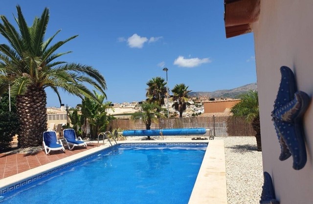 Villa for 6 people with private garden and (heated) swimming pool, sea view
