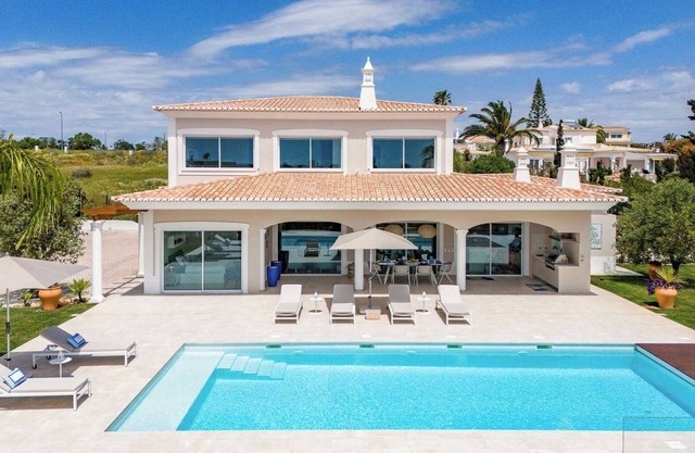 Villa for Contemporary Living in Heart of Algarve!
