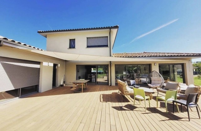 Villa Contemporaine Avec Piscine Chauffée et ses Grands Espaces Verts au Calme