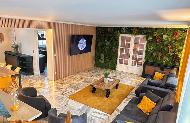 Villa with US Ranch-style games room