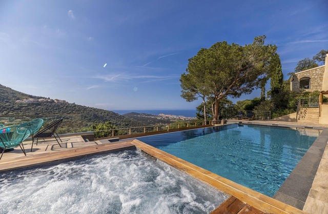 VILLA CASANOVA 16 PEOPLE