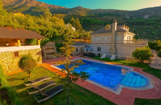 Villa Fuji private pool nature and relaxation.