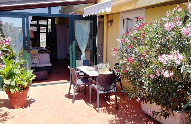 Villa Giulia: Attico con Terrazzo in Villa Signorile a due Passi dal Mare.,