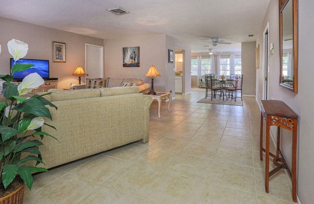 Villa Grande - Spacious Tropical Home - Triple Lot Fenced Yard!