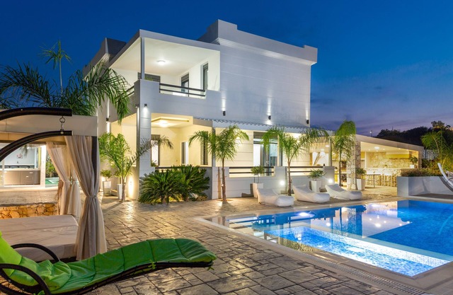 Villa Green Diamond - Private Heated Pool & garden! 800m from great sandy beach!