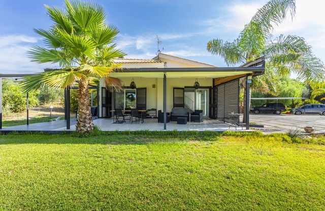Villa 'Green Garden' with Private Terrace, Wi-Fi and Air Conditioning