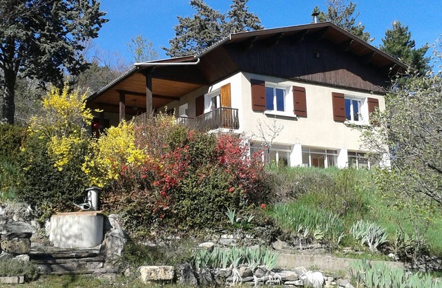 Villa ground floor apartment with sunny terrace & garden, mountain view