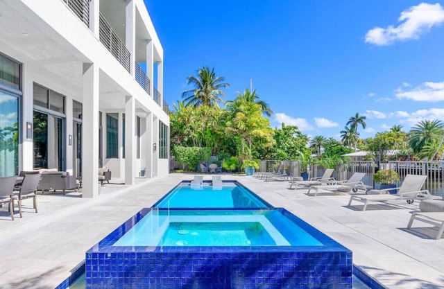 Villa Hayden-Waterfront Modern Villa w/Pool Table & Basketball