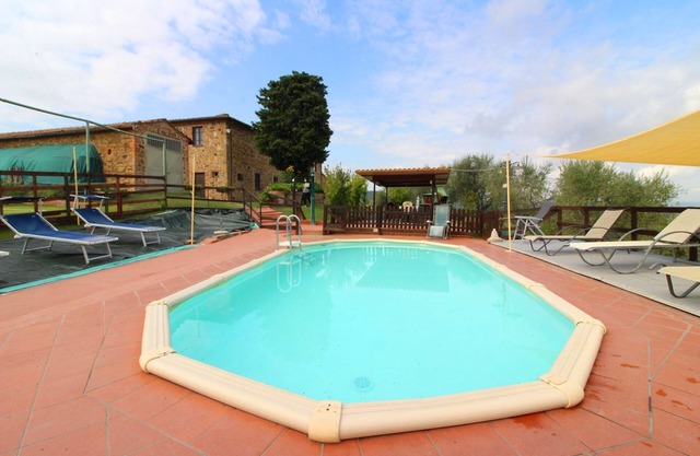 Villa in a very panoramic position situated halfway between Torrita di Siena and Montepulciano. Priv
