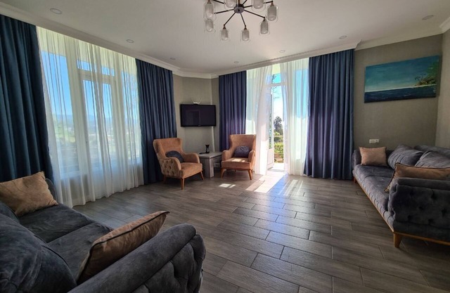 Villa in Batumi, in a green area, with the sea and mountains view, 6 bedrooms