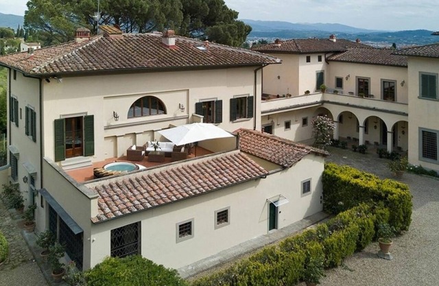 Villa in Florence with 7 bedrooms sleeps 12