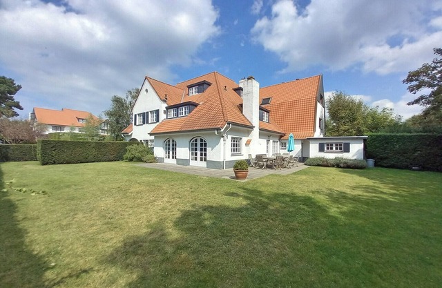 Villa in Het Zoute near the Beach