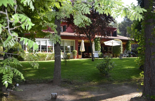 Villa in luxury community with tennis and pool in beautiful forest near Madrid