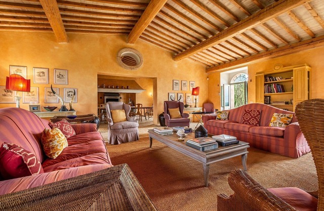 Villa in Montalcino with 9 bedrooms sleeps 18
