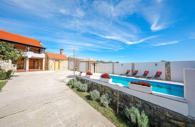 Villa in Poličnik with Pool near Zadar