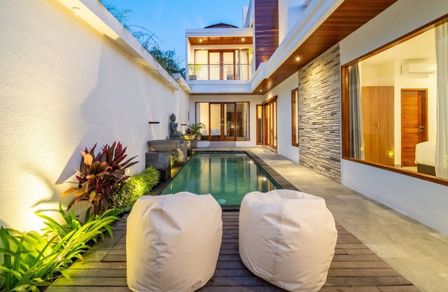 Villa in Uluwatu - 4 Bedroom/4.5 Bathroom with Pool, AC, Cable and Roof Top Bar.