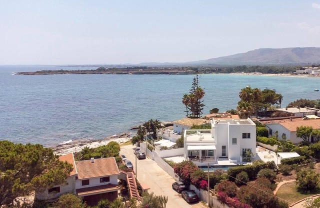 Villa Iolande - Seafront villa with pool in Sicily