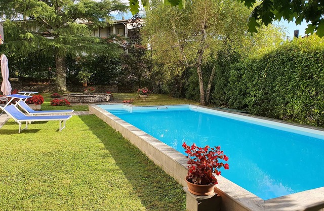 Villa & private pool in village, restaurants, pizza oven, free organic produce