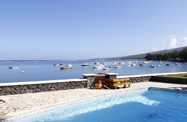 Villa Jasmin with swimming pool in the water with direct access to the lagoon and beach
