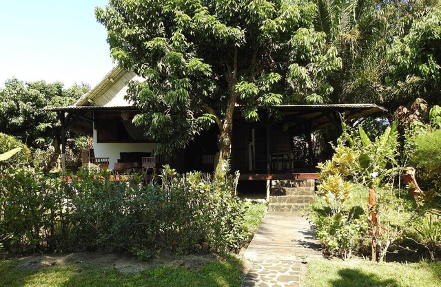 VILLA JUMELLEA, in its green setting, with beach and swimming pool
