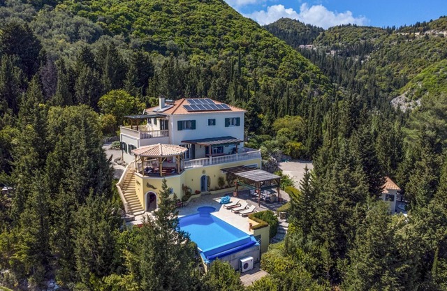 Villa Kaparissi - Five Bedroom Villa, Sleeps 10