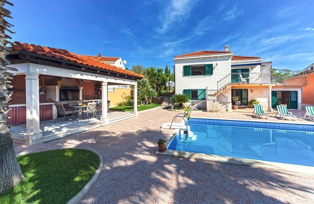 Villa Kasmira - Three Bedroom Villa, Sleeps 8