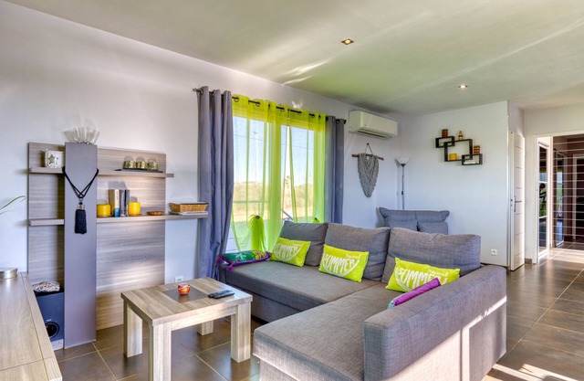 Villa "La Petite Maison Au Bord Du Canal" with Private Terrace, Private Garden & Wi-Fi