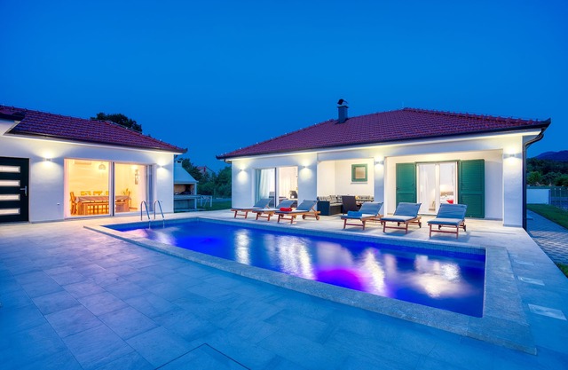 Villa Lake with heated pool and magical views