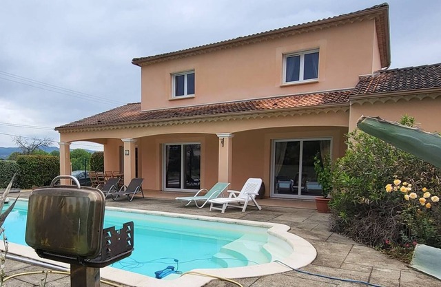 Villa Les Reynauds of 145 m2, 4 bedrooms for 5 to 6 people with its private swimming pool