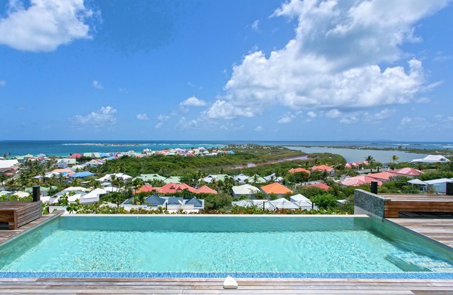 VILLA MANGO 4 BDnEnjoy breathtaking view on Orient Bay and walk to the beach .
