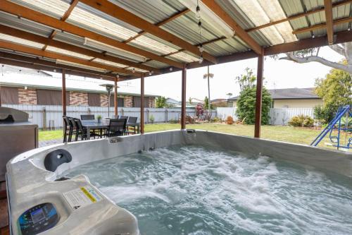 Villa Maris - Pet Friendly with Spa & Fire Pit