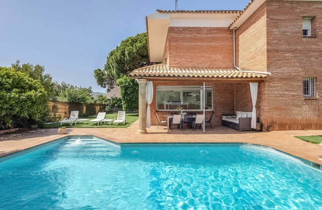 Villa 'Masnou' with Sea View, Wi-Fi and Air Conditioning