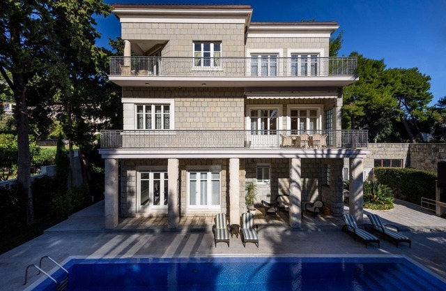 Villa Meje Split heated pool, jacuzzi, sauna, stylish, family