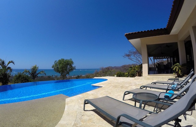 Villa Mirador in Samara Reefs: monkeys, macaws, walk to the beach, very private.