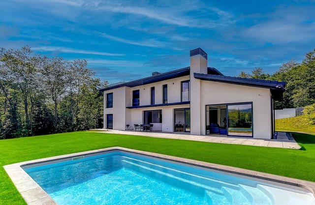 Villa Moderna en el Golf de San Sebastian con Vistas a las Montañas