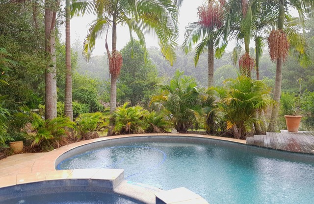 Villa Nessa 12.5m pool 10 seat spa 1hr nth Hornsby