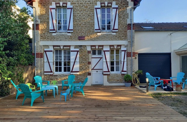 Villa Nina, 20 people, 3 stars, 300m from the beach, shops, 100m from the port.