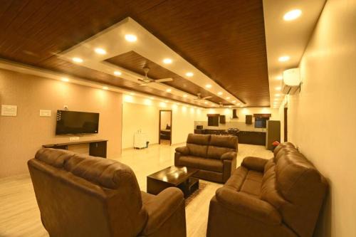 Villa NirvanaPool4BHKPatioLawnACParty Villa