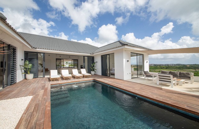 Villa Noma - Luxurious Villa w/stunning seaviews - Just 5 min from the Beach!